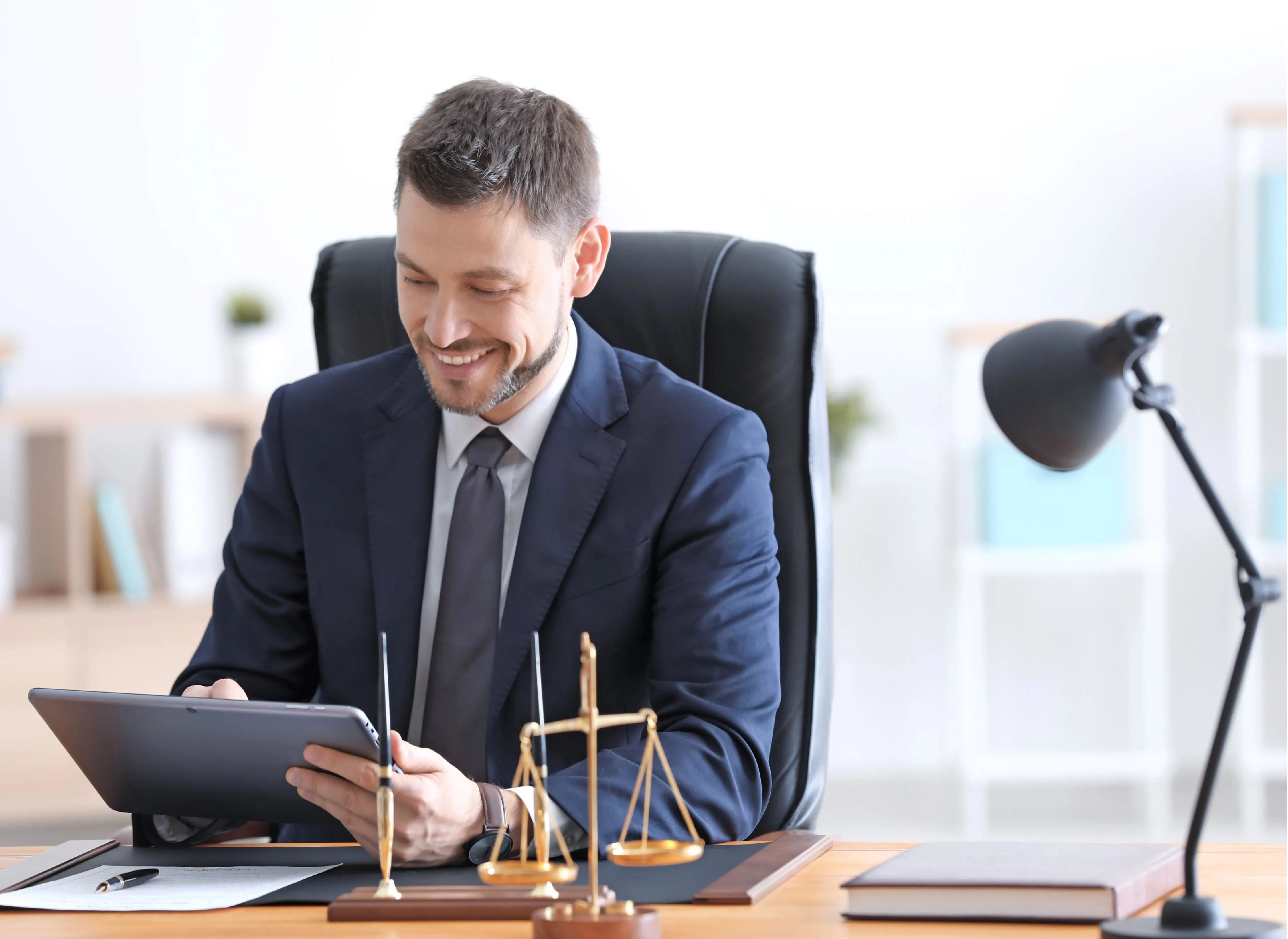 Profesional revisando estrategia legal digital